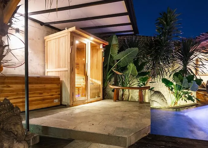 Stylish Tropical 2 Bedroom- Pool And Sauna Holiday home *