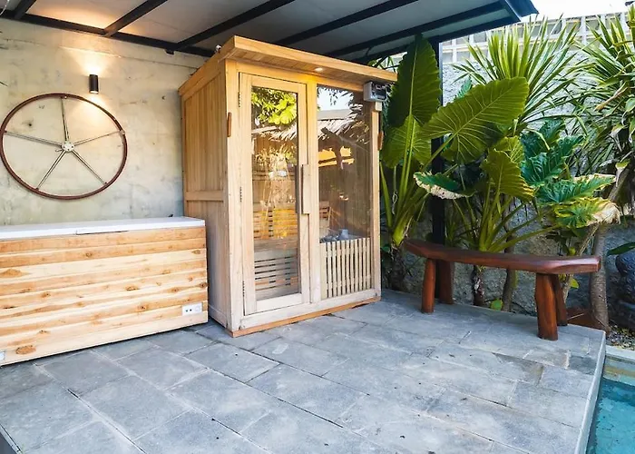Stylish Tropical 2 Bedroom- Pool And Sauna Holiday home *
