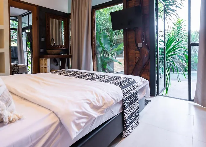 Stylish Tropical 2 Bedroom- Pool And Sauna Holiday home *
